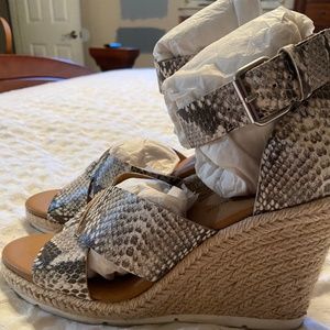 Treasure & Bond Espadrille snake print size 6 M